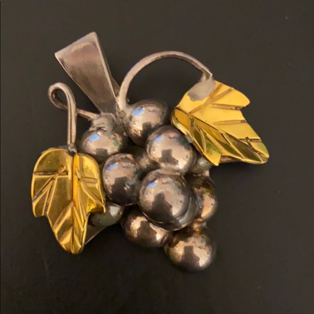 SALE TODAY ONLY🍷🍷Silver Grape Bunch Pendant🍷🍷
